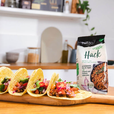 Das Lotao Veggie Hack auf Basis von Erbsen und Jackfruit wird schnell und einfach für Tacos zubereitet