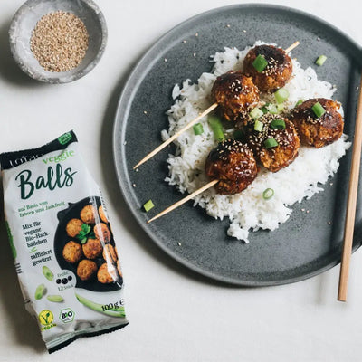 Die Hackbällchen aus dem Lotao Veggie Balls Mix können auf dem Spieß gebraten und mit Reis serviert werden