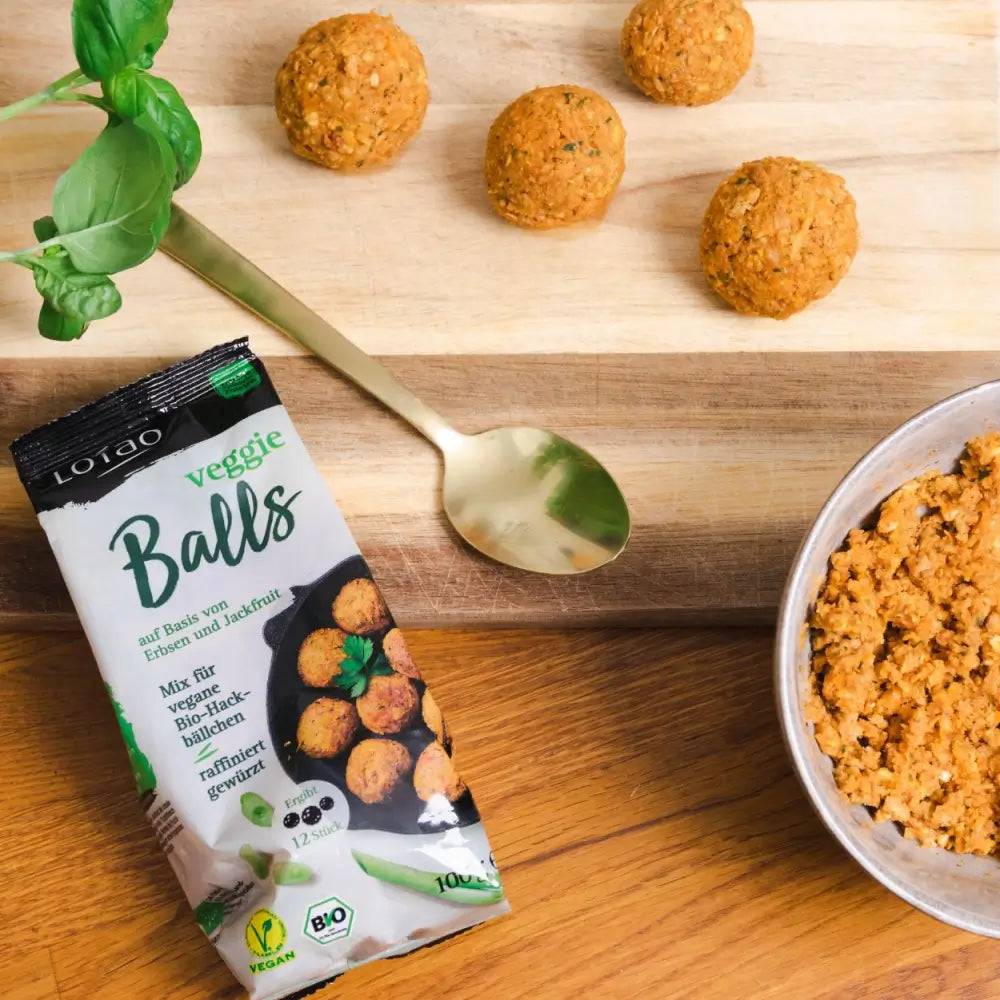 Die Zubereitung der Lotao Veggie Balls erfolgt einfach und schnell, die Packung ergibt 12 bio vegane Hackbällchen