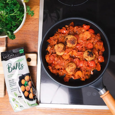 Die bio veganen Hackbällchen aus dem Lotao Veggie Balls Mix können in der Pfanne mit Tomatensauce gebraten werden für ein leckeres und einfaches Gericht