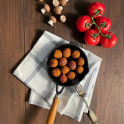 Aus dem Lotao Veggie Balls Mix werden bio vegane Hackbällchen geformt, die in der Pfanne gebraten werden