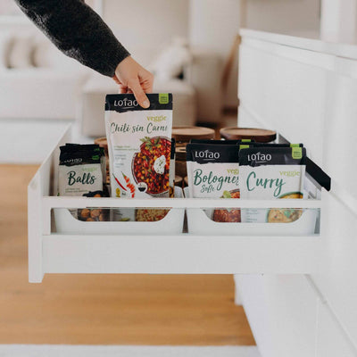 Die bio-veganen Fertiggerichte von Lotao eignen sich ideal für die Vorratshaltung, da sie lange ungekühlt haltbar sind.