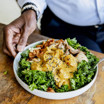 Teller mit Salat und veganer Lotao Veggie Curry Fertigsosse in veganer Bio-Qualität