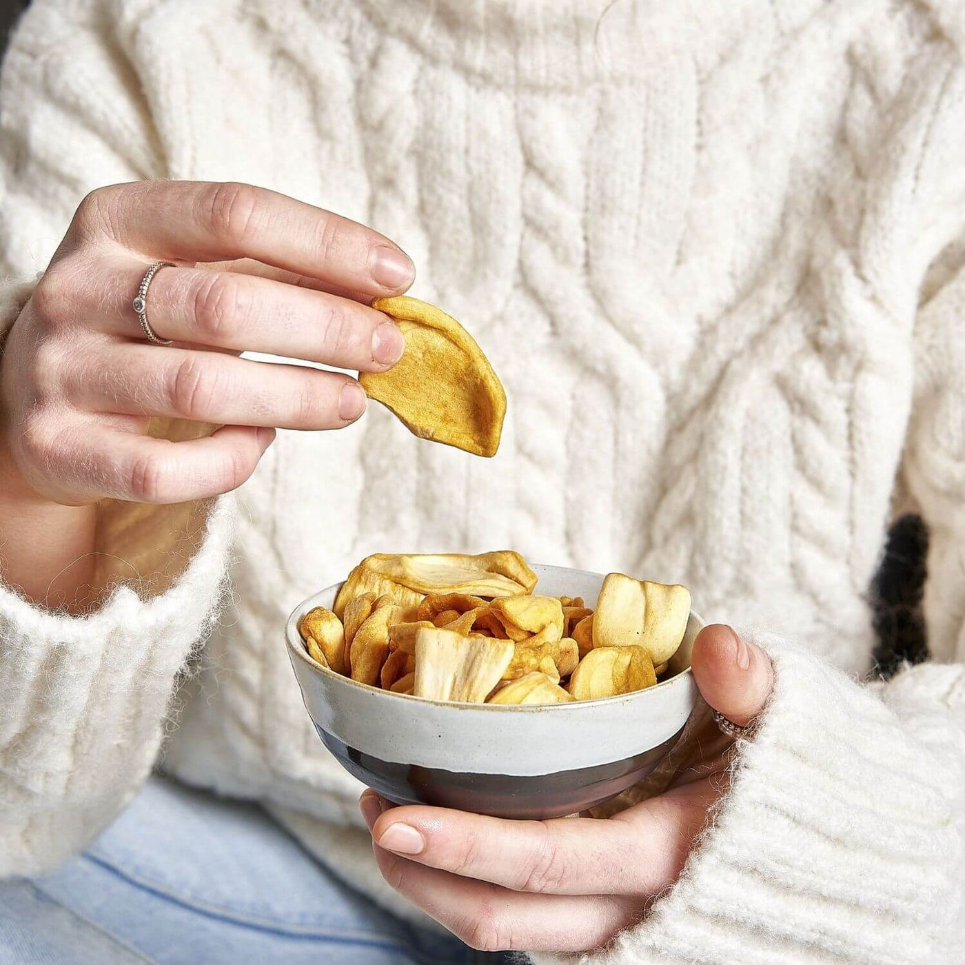 Die knusprigen Fruchtchips aus handgeernteter Jackfrucht sind ein toller Snack für zwischendurch, da sie kein Palmöl und keinen zugesetzten Zucker enthalten.