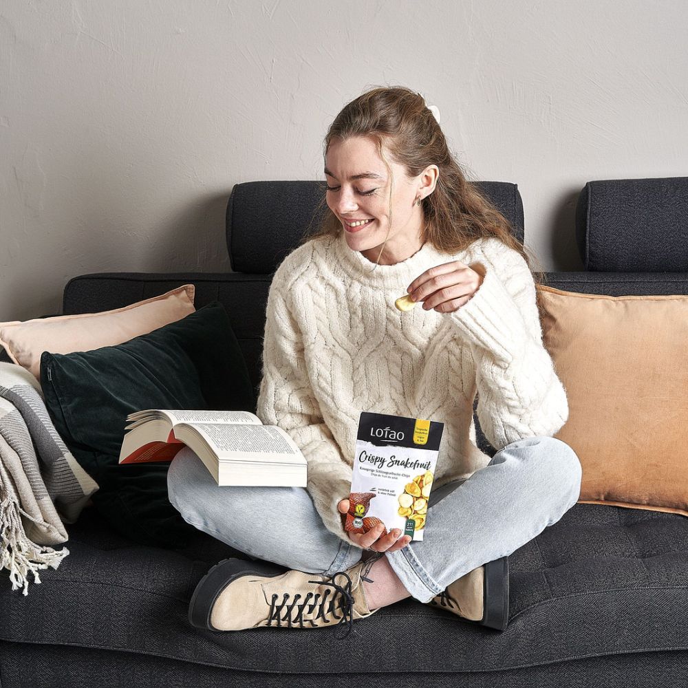 Die Bio Fruchtchips Crispy Snakefruit aus natürlich süßer Schlangenfrucht von Lotao sind ein perfekter Snack.