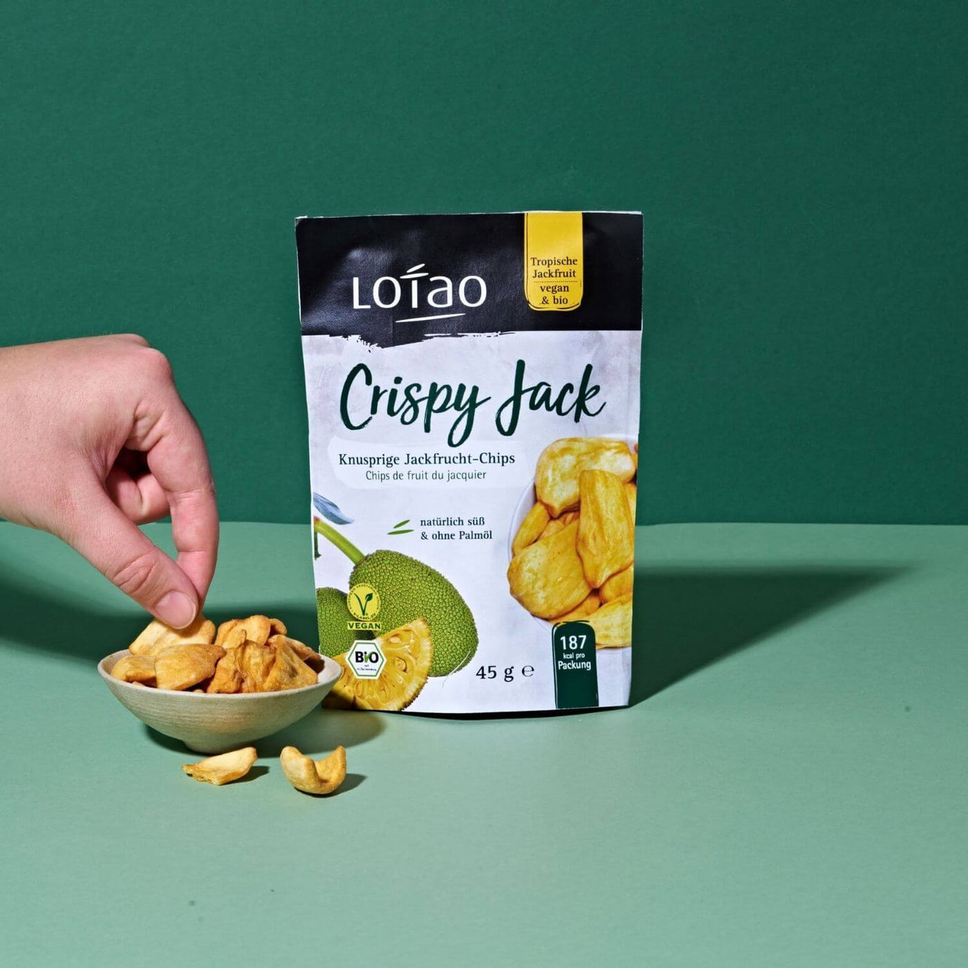 Die 45g Tüte der knusprigen Jackfruit Chips von Lotao mit einer Schale der Fruchtchips davor.