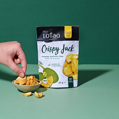 Die 45g Tüte der knusprigen Jackfruit Chips von Lotao mit einer Schale der Fruchtchips davor.