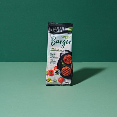 100g Packung vom Lotao Veggie Burger Mix, dem veganen Fleischersatz auf Basis von Jackfruit und Erbsen für saftige vegetarische Burger in Bio-Qualität vor grünem Hintergrund