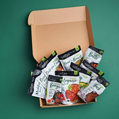 Geschenkkarton mit Lotao Kennenlernbox mit 9 bio-veganen Fertiggerichten oder Fleischalternativen für den schnellen und einfachen Genuss