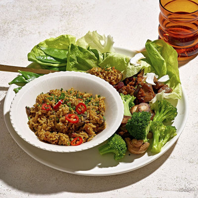Angerichteter Teller mit Lotao Veggie Thai Bowl, der veganen Bio-Mahlzeit mit schneller Zubereitung