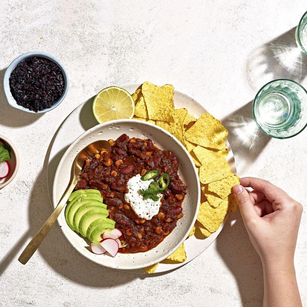 Angerichteter Teller mit Lotao Veggie Mediterraner Bowl, der veganen Bio-Mahlzeit mit schneller Zubereitung