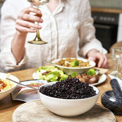 Royal Pearl Black ist der Schwarze Vollkornreis von Lotao in Bio-Qualität. Er ein toller Hingucker auf jedem Tisch, denn er behält seine Farbe auch nach dem Kochen.