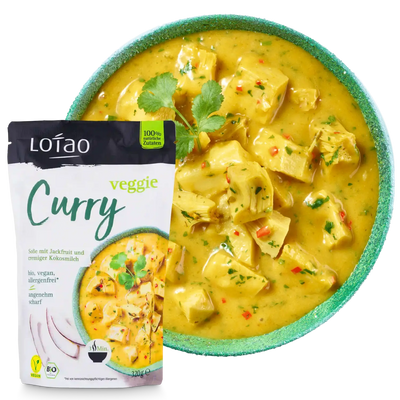 Bio-vegane Fertigsauce Veggie Curry Sosse von Lotao zubereitet auf Teller mit Packung