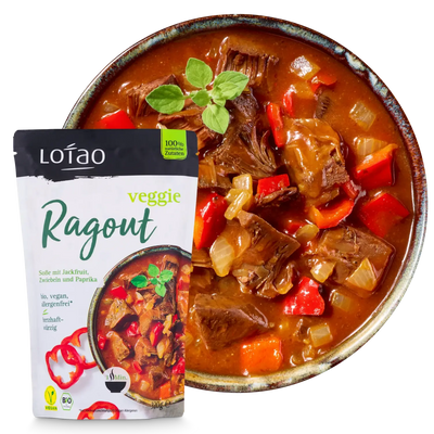 Bio-vegane Fertigsauce Veggie Ragout Sosse von Lotao zubereitet auf Teller mit Packung