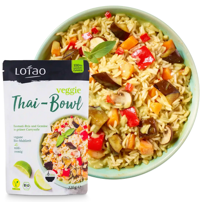 Bio-veganes Fertiggericht Veggie Thai Bowl von Lotao zubereitet auf Teller mit Packung