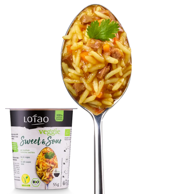Bio-veganer Jackpot 5-Minuten Terrine von Lotao zubereitet auf Löffel mit Packung in Geschmack Veggie Süß Sauer Reis
