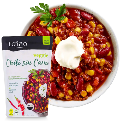 Bio-veganes Fertiggericht Veggie Chili sin CarneBowl von Lotao zubereitet auf Teller mit Packung