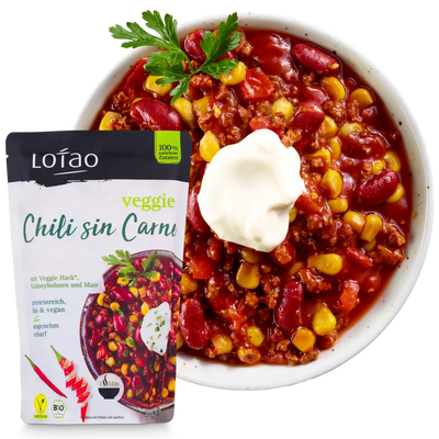 Bio-veganes Fertiggericht Veggie Chili sin Carne Bowl von Lotao zubereitet auf Teller mit Packung