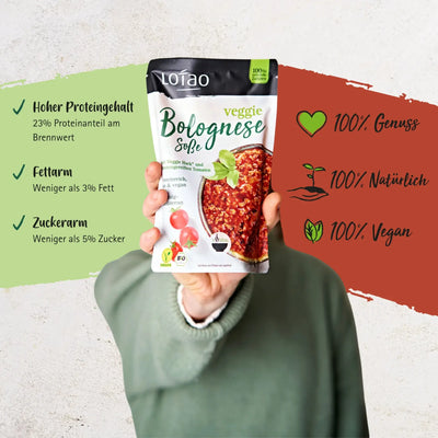 Die bio-vegane Fertigsauce Veggie Bolognese von Lotao zeichnet sich durch einen hohen Proteingehalt sowie eine fettarme und zuckerarme Zusammensetzung aus für 100% veganen Genuss und Natürlichkeit