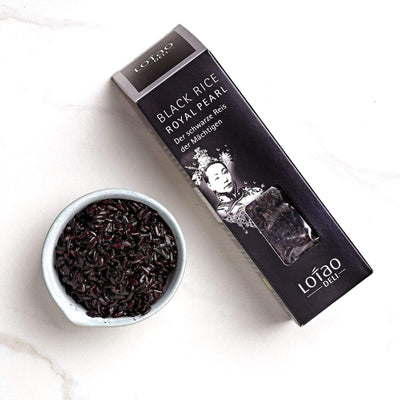 Der Bio Schwarze Reis Royal Pearl Black von Lotao in Bio-Qualität behält auch nach dem Kochen seine schwarze Farbe vom Vollkornreis.