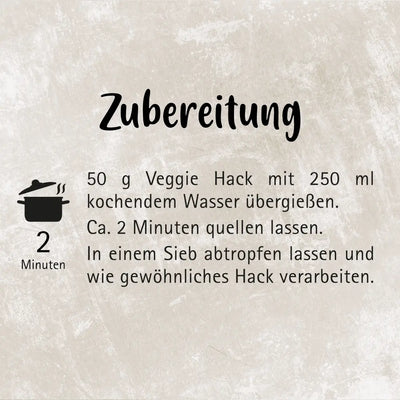 Die Zubereitung vom Lotao Veggie Hack ist denkbar einfach: 50g Veggie Hack werden mit 250g mL kochendem Wasser übergossen, 2 Minuten quellen gelassen und dann abgetropft und weiter verarbeitet. 